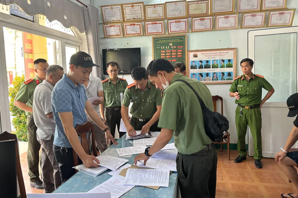 Công an thu giữ nhiều tài liệu liên quan. Ảnh: CA Công an thu giữ nhiều tài liệu liên quan. Ảnh: CA