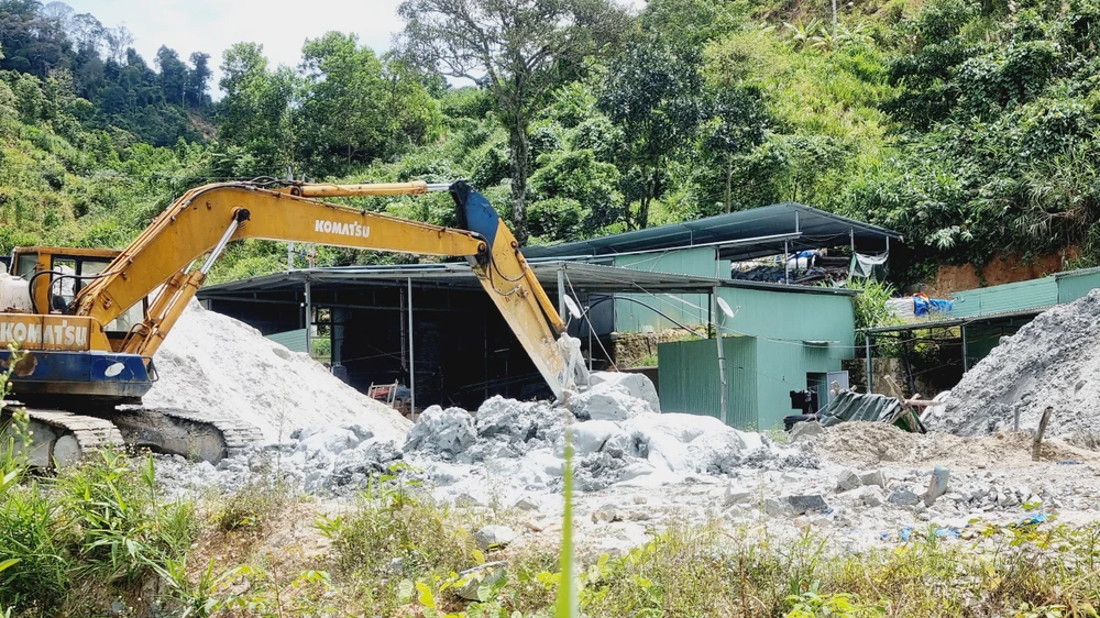 Chất thải bên trong mỏ vàng Bãi Ruộng. Ảnh: TN