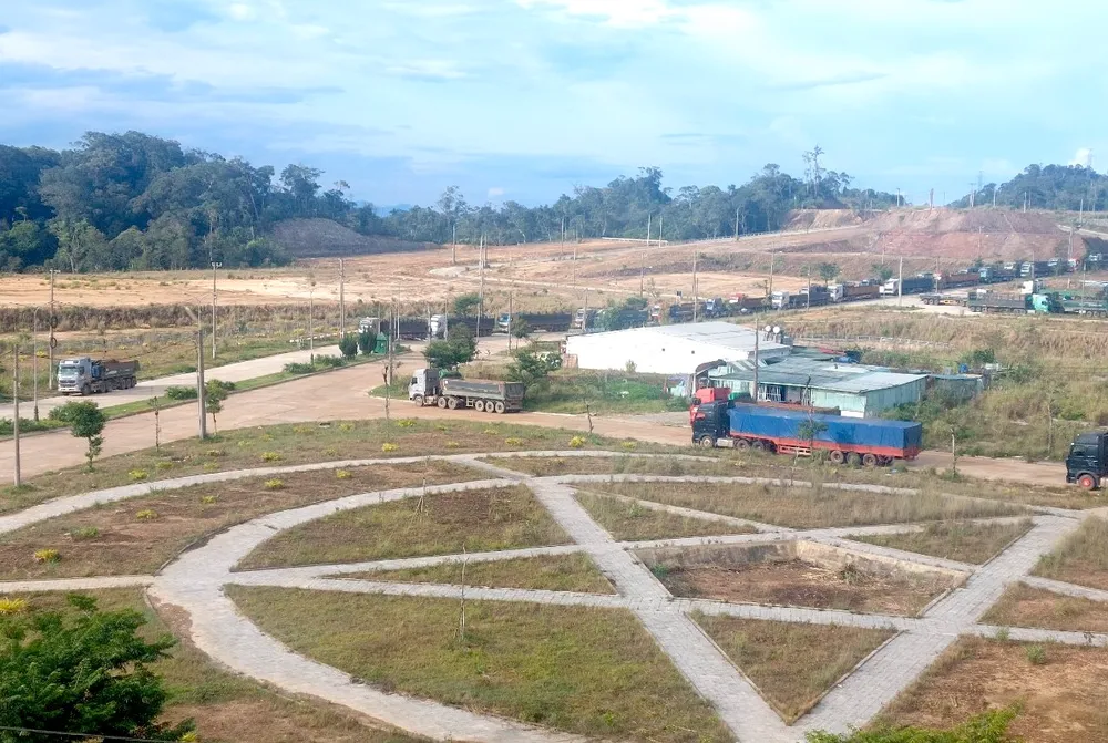 Hàng hoá thông quan qua Cửa khẩu quốc tế Nam Giang ngày càng tăng. Ảnh: TN Hàng hoá thông quan qua Cửa khẩu quốc tế Nam Giang ngày càng tăng. Ảnh: TN