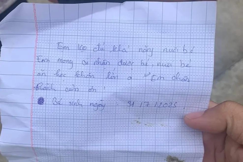 Nội dung tờ giấy viết tay bỏ lại cùng cháu bé. Ảnh: CA Nội dung tờ giấy viết tay bỏ lại cùng cháu bé. Ảnh: CA
