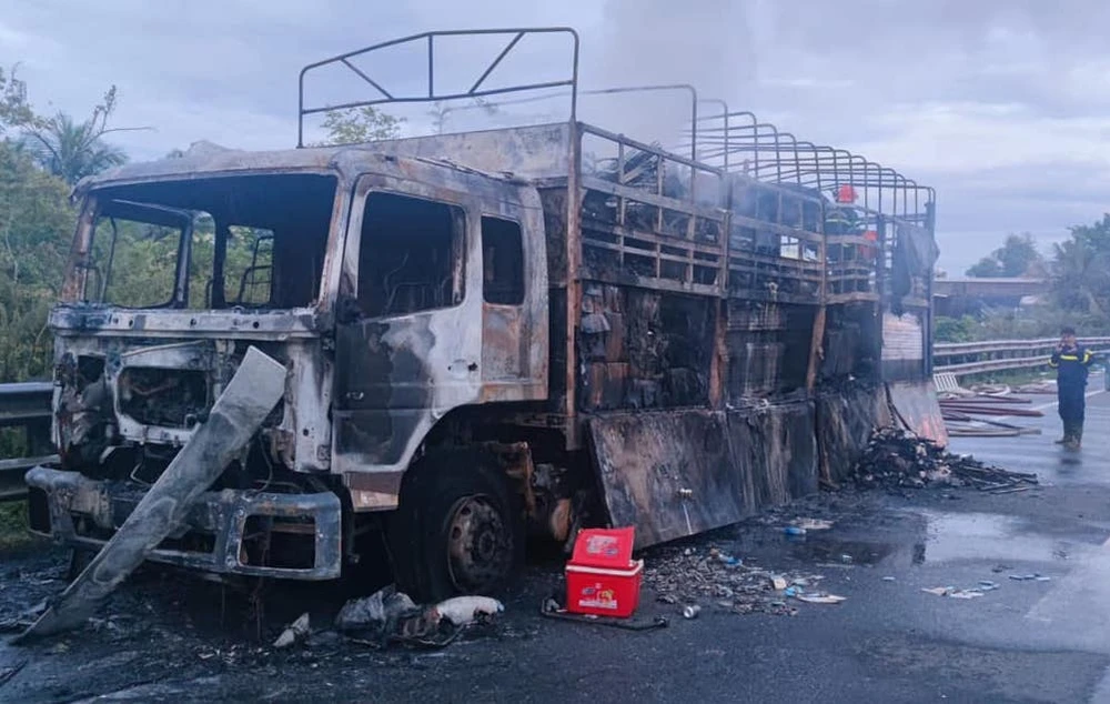 Chiếc xe tải bị thiêu rụi. Ảnh: CTV