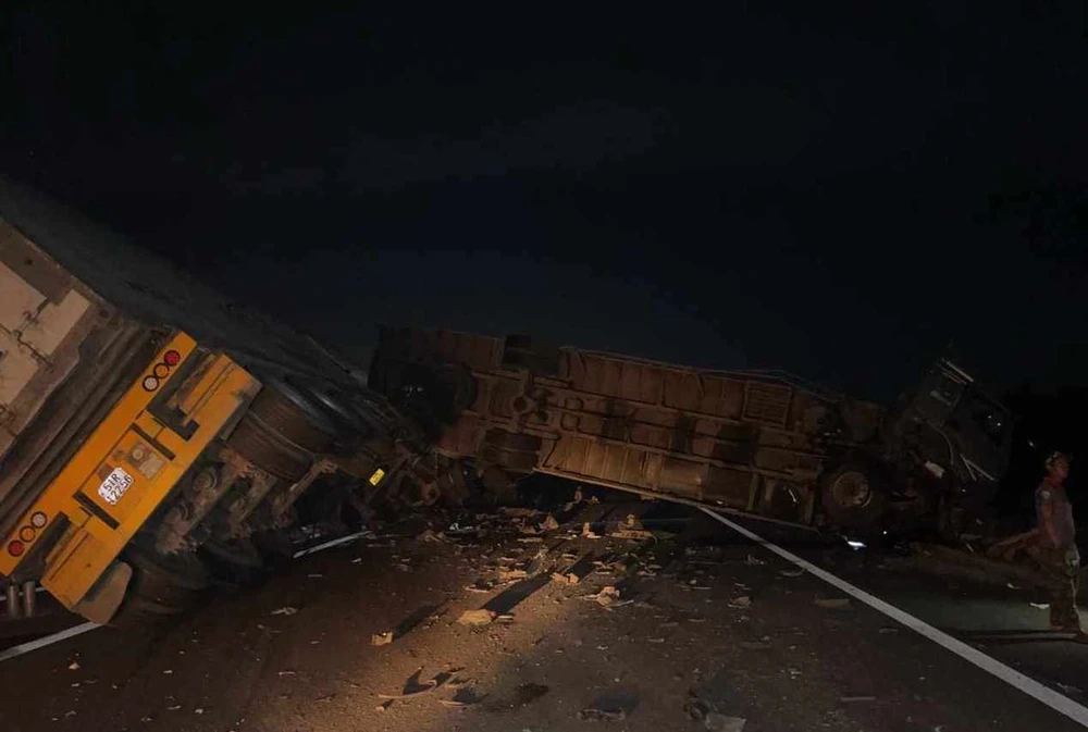 Xe tải và xe khách va chạm khiến cao tốc Đà Nẵng - Quảng Ngãi tắc nghẽn gần 10 tiếng đồng hồ. Ảnh: TN