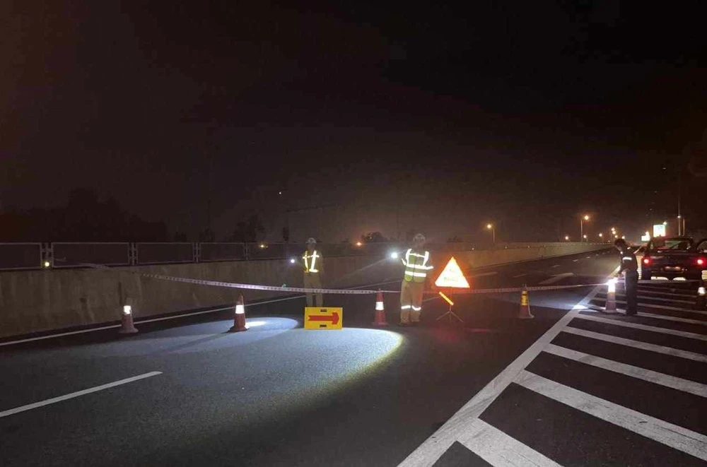 CSGT túc trực, hướng dẫn phương tiện không đi vào khu vực xảy ra vụ tai nạn. Ảnh: TN