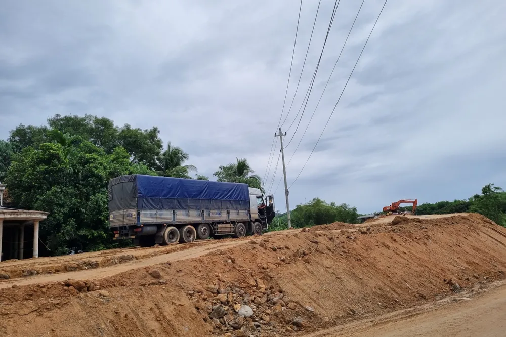 Đường dẫn hai cầu đắp đất cao khoảng 1-4m. Ảnh: TN Đường dẫn hai cầu đắp đất cao khoảng 1-4m. Ảnh: TN