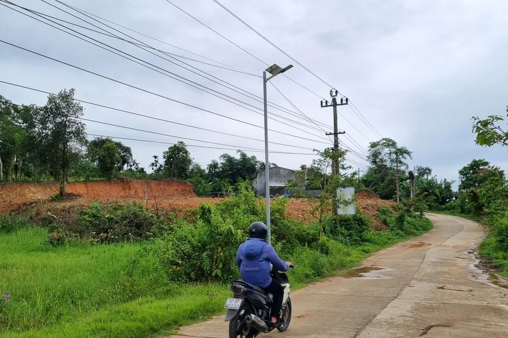 Một thửa đất khác cũng được hạ cốt nền, nghi ngờ mang đất đổ vào công trình. Ảnh: TN Một thửa đất khác cũng được hạ cốt nền, nghi ngờ mang đất đổ vào công trình. Ảnh: TN