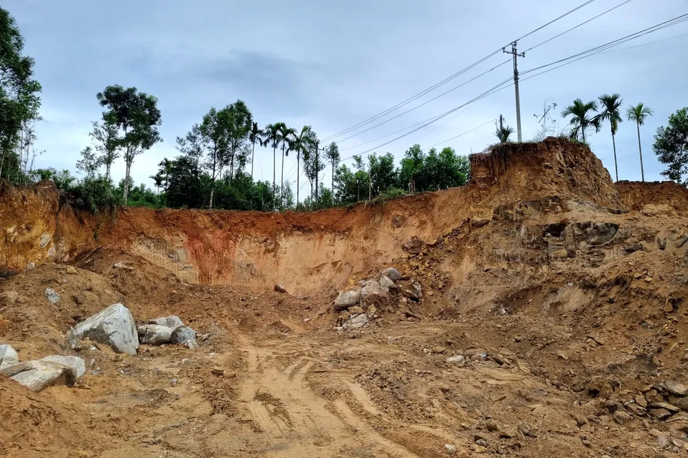 Khu đất nhà bà Xuyến được hạ cốt, mang đất ra khỏi hiện trường. Ảnh: TN Khu đất nhà bà Xuyến được hạ cốt, mang đất ra khỏi hiện trường. Ảnh: TN