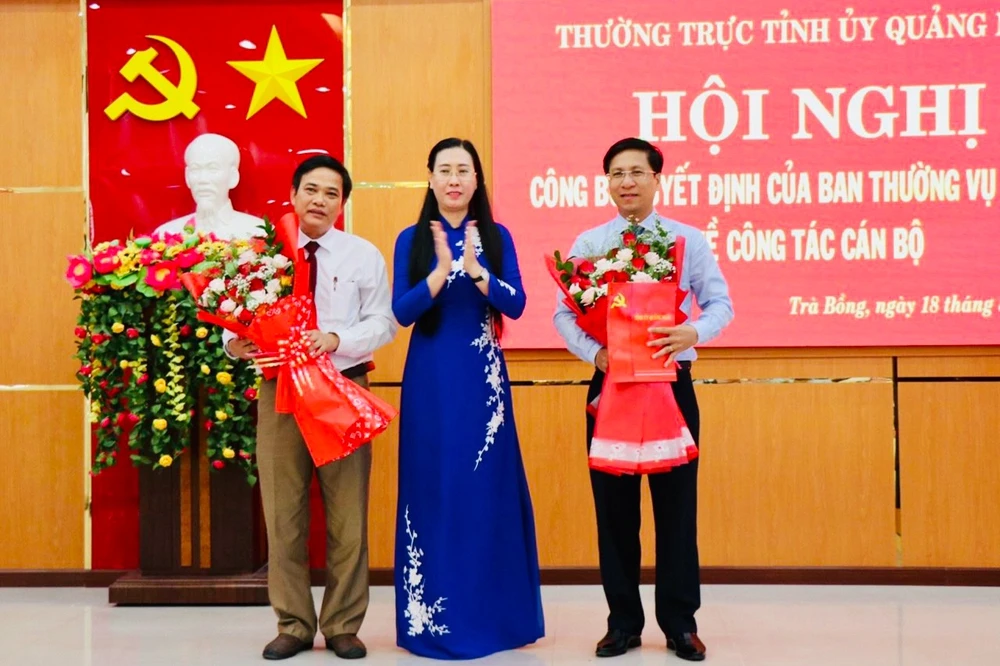 Ông Đặng Minh Thảo (phải) và ông Nguyễn Văn Dũng (trái) nhận hoa chúc mừng. Ảnh: CTV