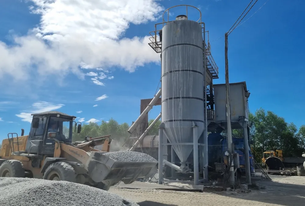 Trạm trộn bê tông nhựa do Công ty Thuận Lộc Phát vận hành. Ảnh: TN Trạm trộn bê tông nhựa do Công ty Thuận Lộc Phát vận hành. Ảnh: TN