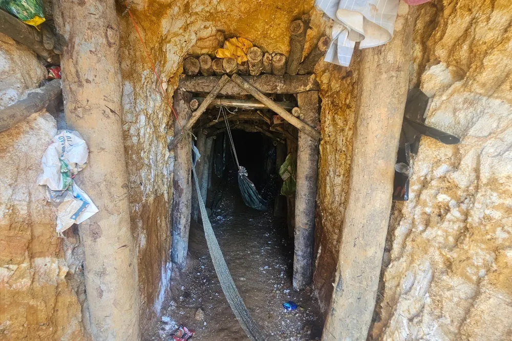 Một hầm lò trong mỏ vàng Bồng Miêu. Ảnh: TN