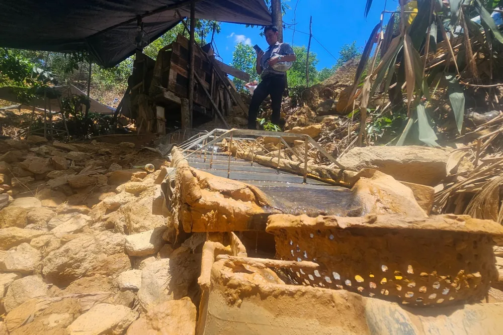 Người dân khai thác vàng rầm rộ nhưng địa phương &quot;chịu thua&quot;. Ảnh: TN