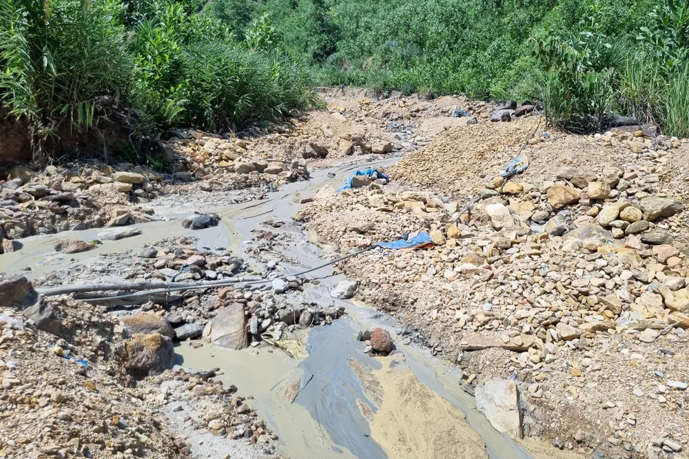 Nước đục như sữa chảy ra suối. Ảnh: TN
