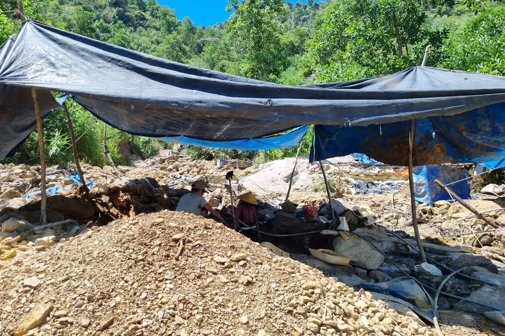 Lán trại tạm bợ ngay trong rừng. Ảnh: TN