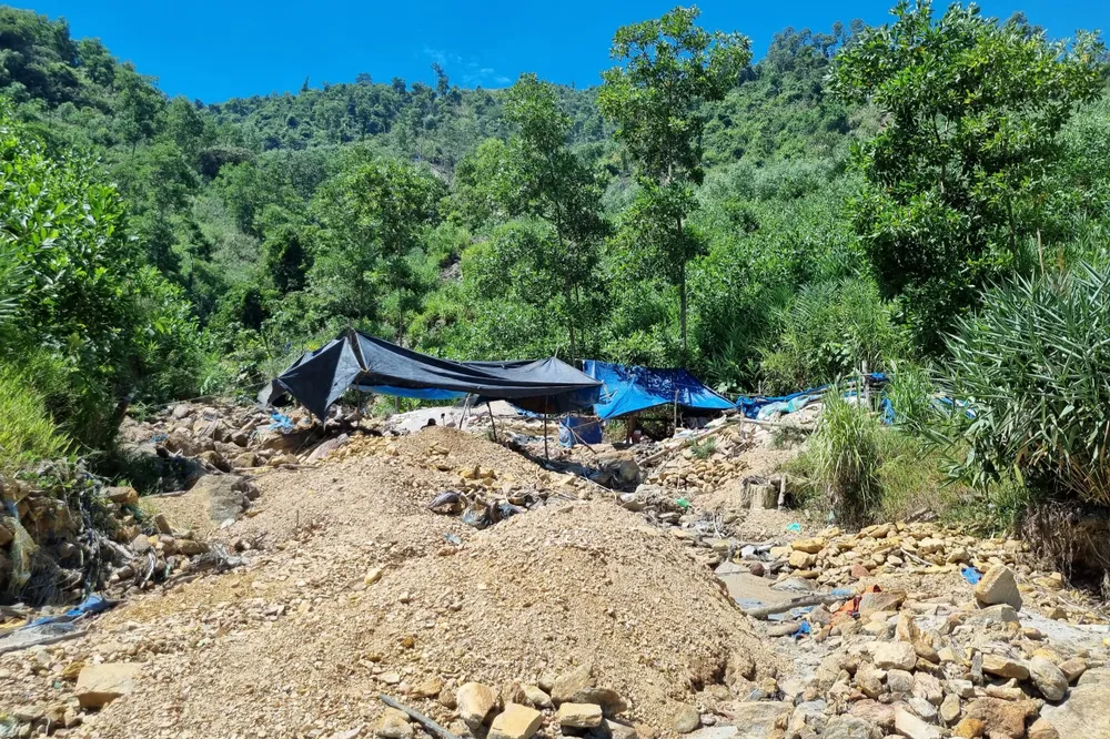 Đất đá chất thành đống thải ra từ hoạt động khai thác vàng. Ảnh: TN