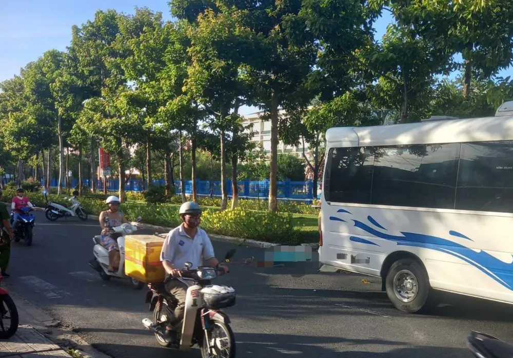 Hiện trường vụ người đàn ông lao vào xe khách tự tử. Ảnh: TN Hiện trường vụ người đàn ông lao vào xe khách tự tử. Ảnh: TN