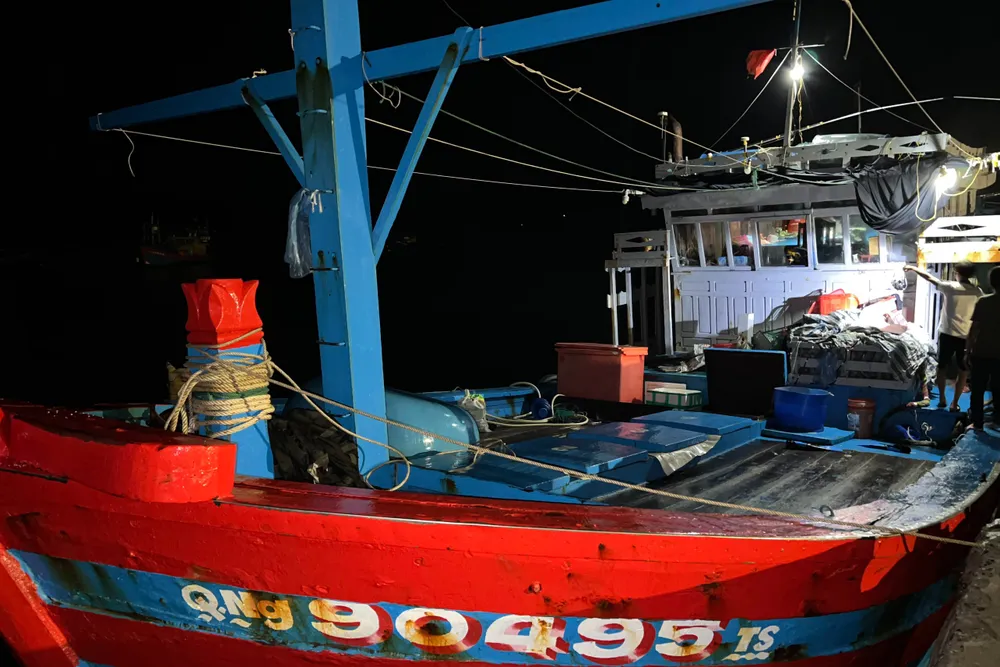 Tàu QNg-90495 TS về đến đất liền đêm 29-8. Ảnh: NT