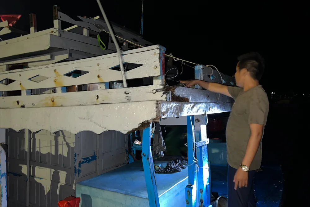 Tàu của ngư dân Quảng Ngãi hư hỏng, không thể tiếp tục hành trình. Ảnh: NT.