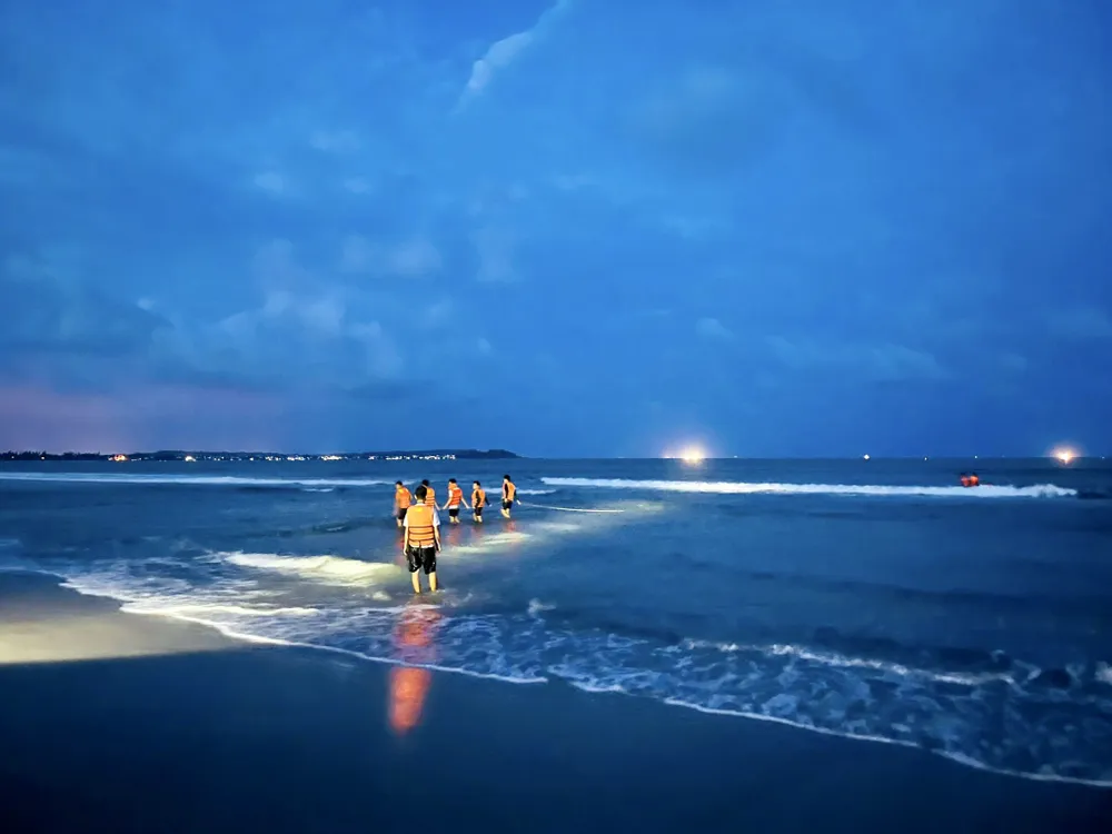 Người cha gục ngã khi con trai đuối nước ảnh 1