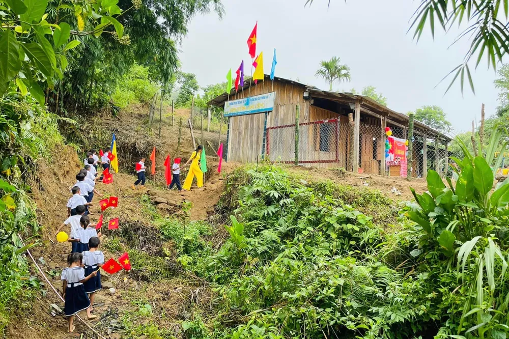 Điểm trường Lang Lương lọt thỏm giữa núi rừng Nam Trà My. Ảnh: NVCC Điểm trường Lang Lương lọt thỏm giữa núi rừng Nam Trà My. Ảnh: NVCC