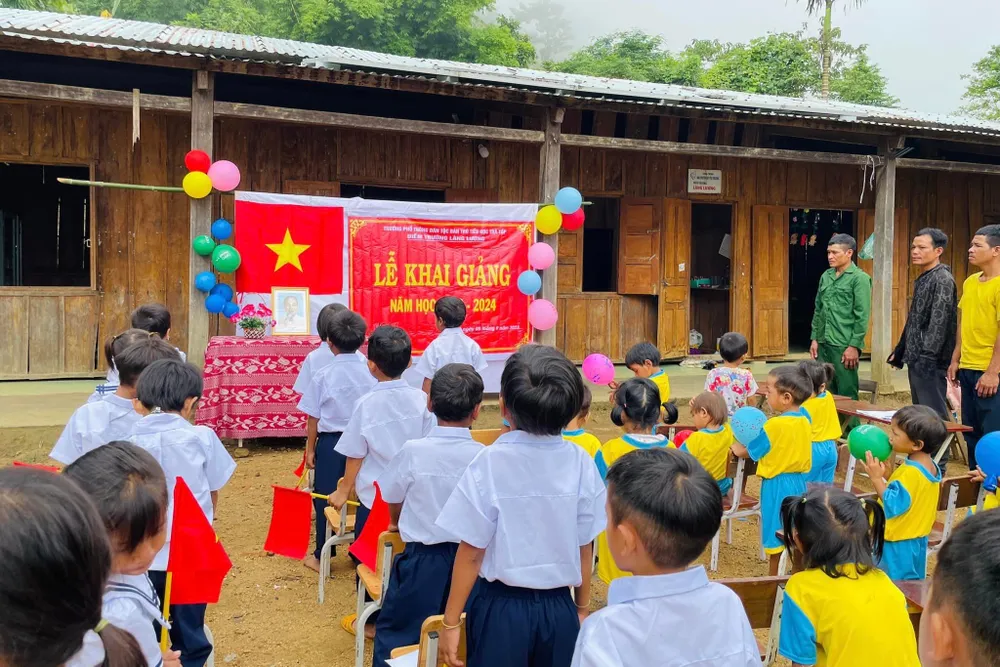 Các em nghiêm túc, hướng mắt về lá cờ tổ quốc trong buổi lễ khai giảng. Ảnh: NVCC Các em nghiêm túc, hướng mắt về lá cờ tổ quốc trong buổi lễ khai giảng. Ảnh: NVCC