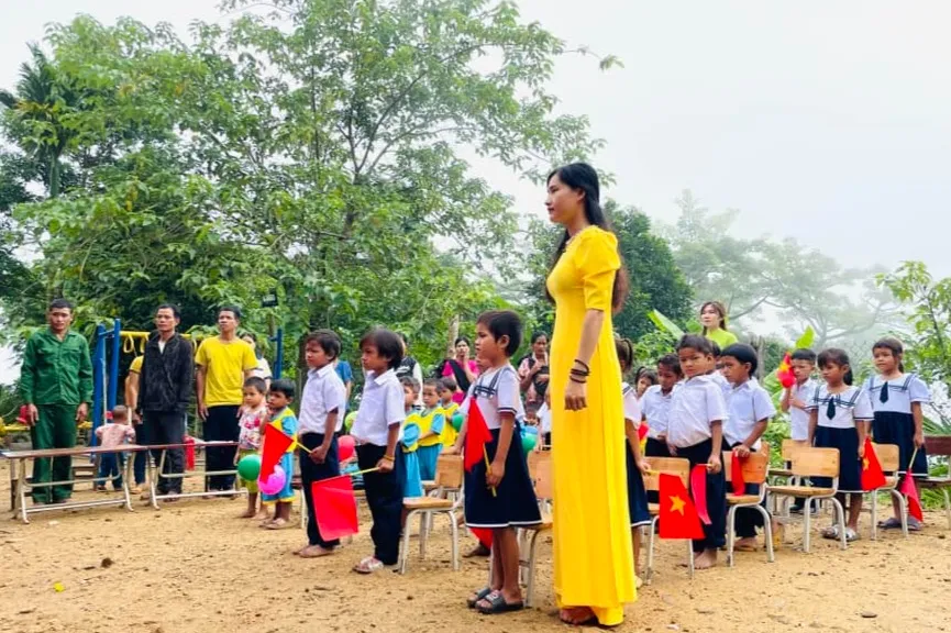 Những đôi chân lấm lem bùn đất trên khoảnh sân nhỏ. Ảnh: NVCC Những đôi chân lấm lem bùn đất trên khoảnh sân nhỏ. Ảnh: NVCC