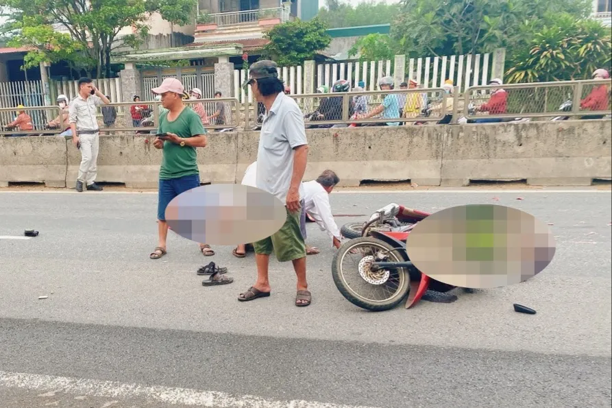 Người dân chứng kiến hỗ trợ hai cha con gặp nạn. Ảnh: TN Người dân chứng kiến hỗ trợ hai cha con gặp nạn. Ảnh: TN