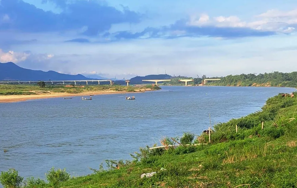 Sông Vu Gia đoạn qua xã Đại Phong nơi anh T gặp nạn. Ảnh: CTV nga-xuong-song-tu-vong.jpg