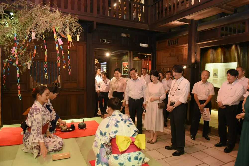 Hoàng Thái tử đến xem trình diễn trà đạo. Ảnh: TN hoang-thai-tu-11.jpg
