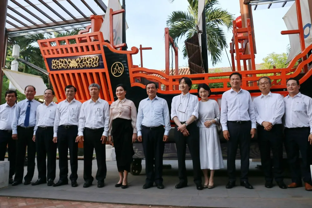 Hoàng Thái tử và Công nương chụp ảnh lưu niệm cùng lãnh đạo tỉnh Quảng Nam tại TP Hội An. Ảnh: TN hoang-thai-tu-9.jpg