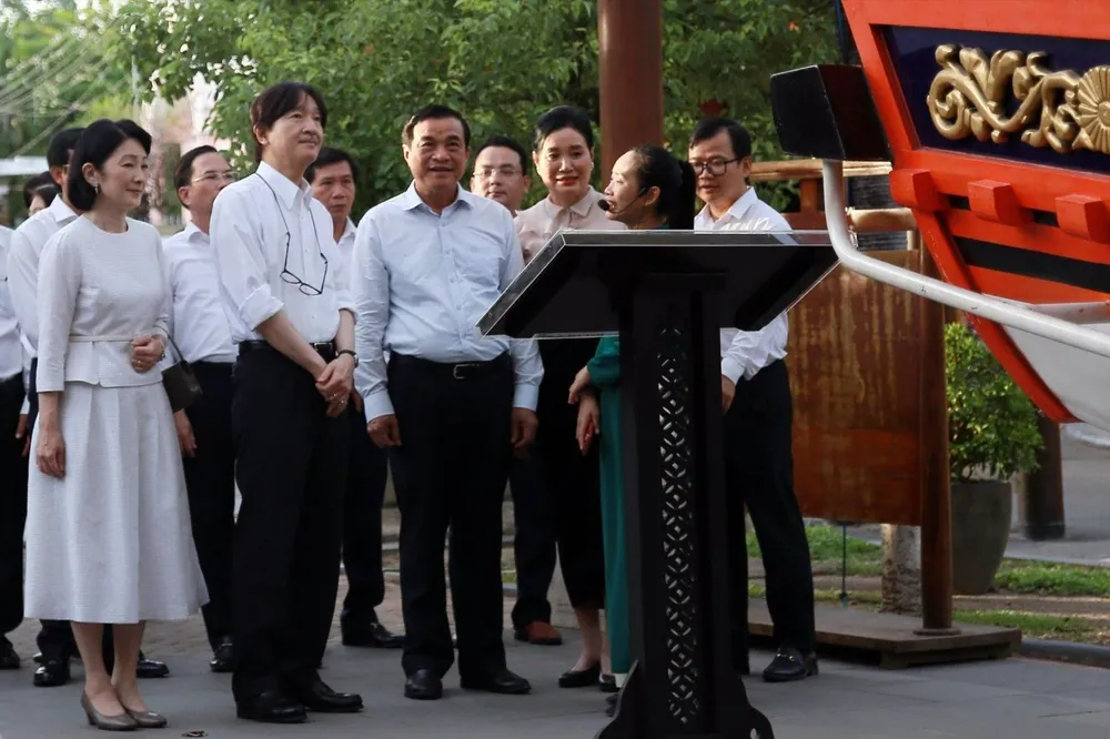 Bí thư Tỉnh uỷ Quảng Nam Phan Việt Cường chào đón Hoàng Thái tử và Công nương. Ảnh: TN Hoang-Thai-tu-Nhat-Ban-1.jpg