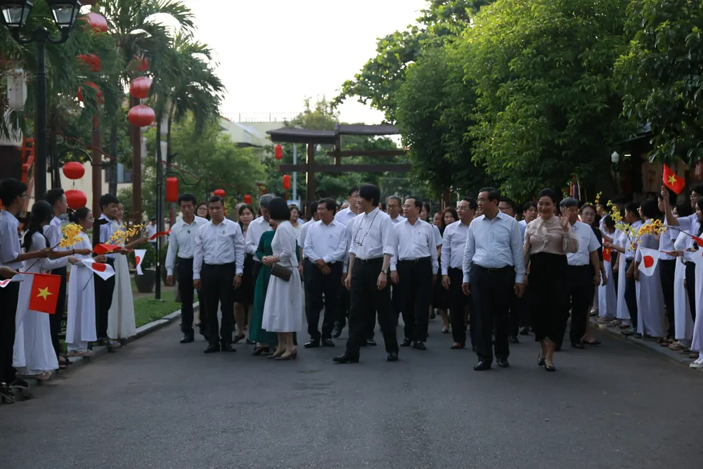 Người dân, học sinh chào đón Hoàng Thái tử và Công nương Nhật Bản. Ảnh: TN Hoang-Thai-tu-Nhat-Ban-8.jpg