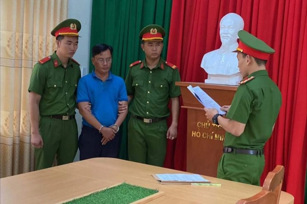 Lê Văn Thành bị bắt vì bán đất 21 tỉ nhưng làm hợp đồng chỉ 460 triệu. Ảnh: CA bi-bat-vi-ban-dat-21-ti.jpg