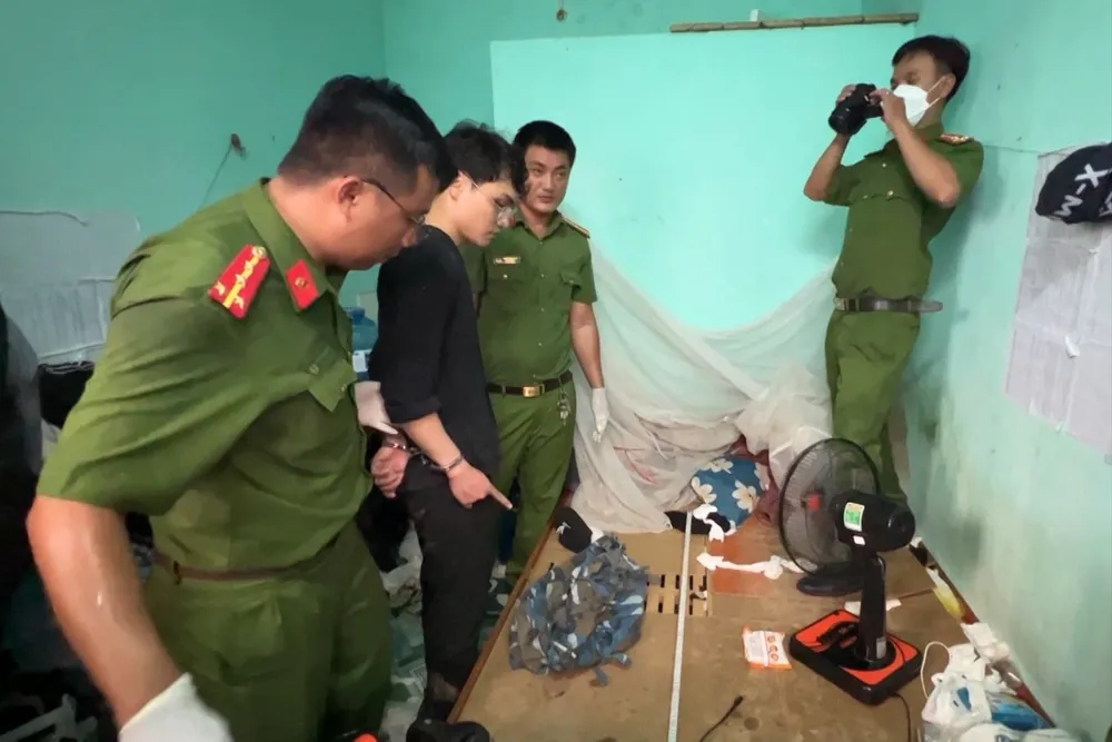 Lực lượng chức năng khám xét chỗ ở nghi phạm bắn hai nữ công nhân môi trường. Ảnh: CA ban-nu-cong-nhan-moi-truong-8-3724-3661.jpg