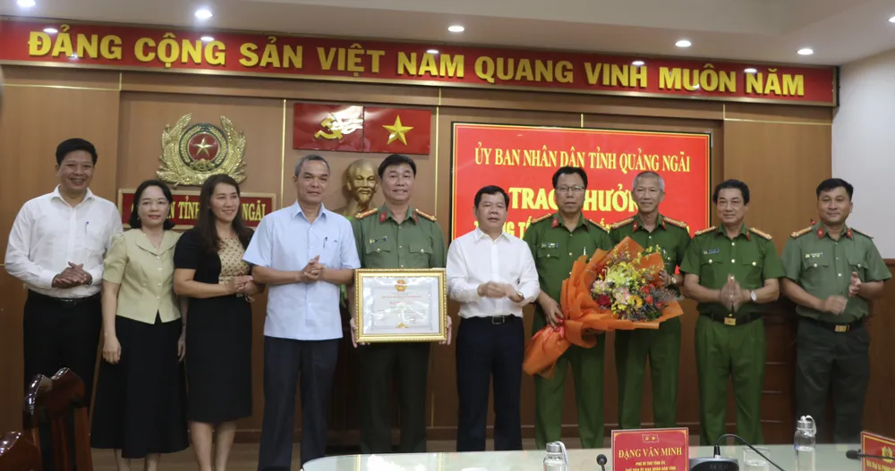 Chủ tịch UBND tỉnh Quảng Ngãi Đặng Văn Minh trao bằng khen, thưởng cho công an tỉnh. Ảnh: NX z4766619698738_49696769a79656708f4eef08148c1238.jpg