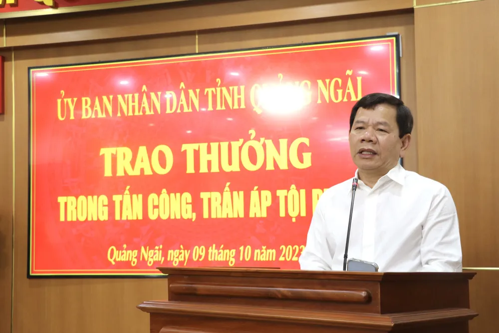 Chủ tịch UBND tỉnh Quảng Ngãi Đặng Văn Minh yêu cầu công an tỉnh tiếp tục phát huy thành tích đạt được. Ảnh: NX z4766619698984_9b09ec54a78a1817d1f5ca40395056ae.jpg