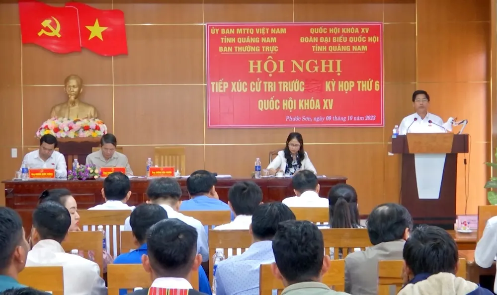 Quang cảnh buổi tiếp xúc cử tri. Ảnh: TN z4767578375552_979f1b259eab1facc547e4436f325383.jpg
