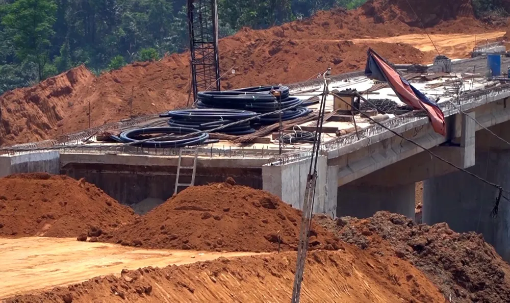 Cử tri huyện Phước Sơn phản ánh đường sá hư hỏng sau các đợt thiên tai năm 2020. Ảnh: TN z4767579501324_901224aa6ca2fca2edf845597a2dcbea.jpg