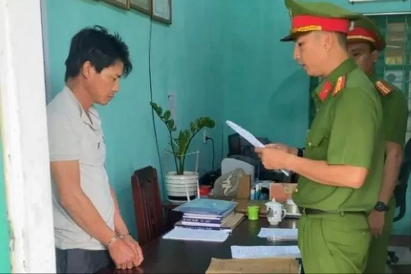 Bạn bị ong đốt nhập viện, Thắng lẻn qua nhà lấy trộm 15 lít mật. Ảnh: CA 387015643_707066891437692_2916888754382746155_n.jpg