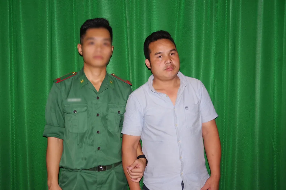 Người đàn ông mang quốc tịch Lào vận chuyển gần nửa tỉ đồng qua biên giới. Ảnh: BP van-chuyen-gan-nua-ti-qua-bien-gioi-1.jpg