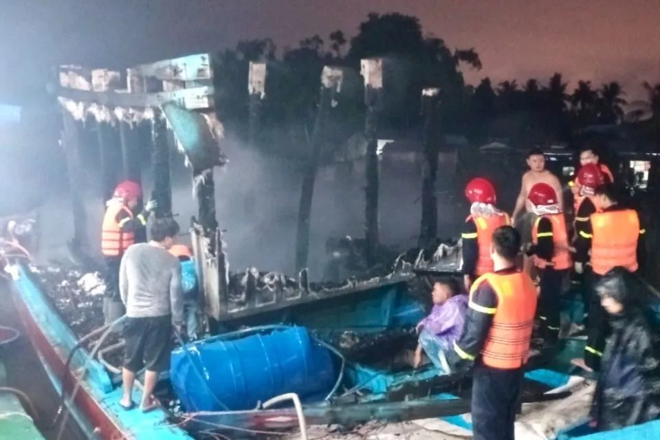Tàu cá của ngư dân cháy rụi. Ảnh: CTV z4782054875963_efa79f2da2c28cfc2b005b84ebd23579.jpg