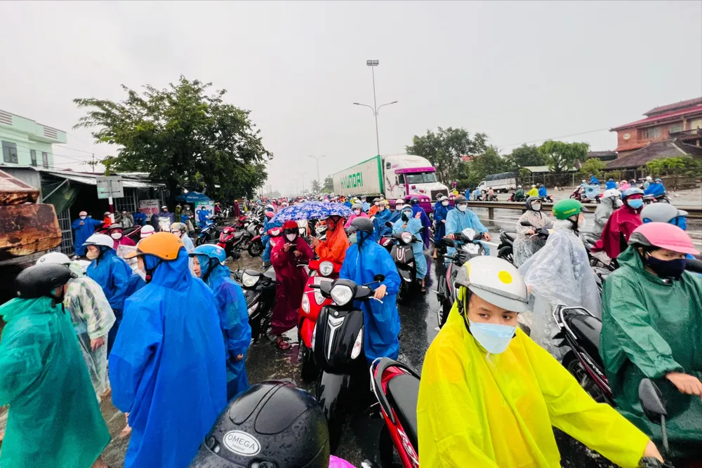 Hiện nay, giao thông qua Quốc lộ 1 đã thông suốt. cong-nhan-mac-ket-vi-duong-ngap-2.jpg