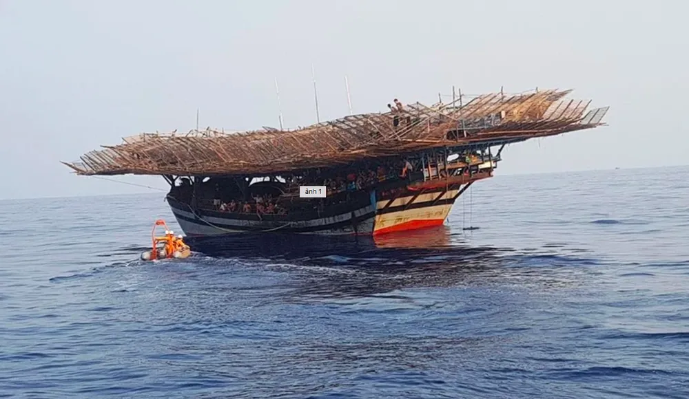 Tàu QNa-90129 bị hỏng máy chính, trôi dạt trên biển. Ảnh: MRCC Ảnh chụp Màn hình 2023-10-17 lúc 8.06.50 CH.png