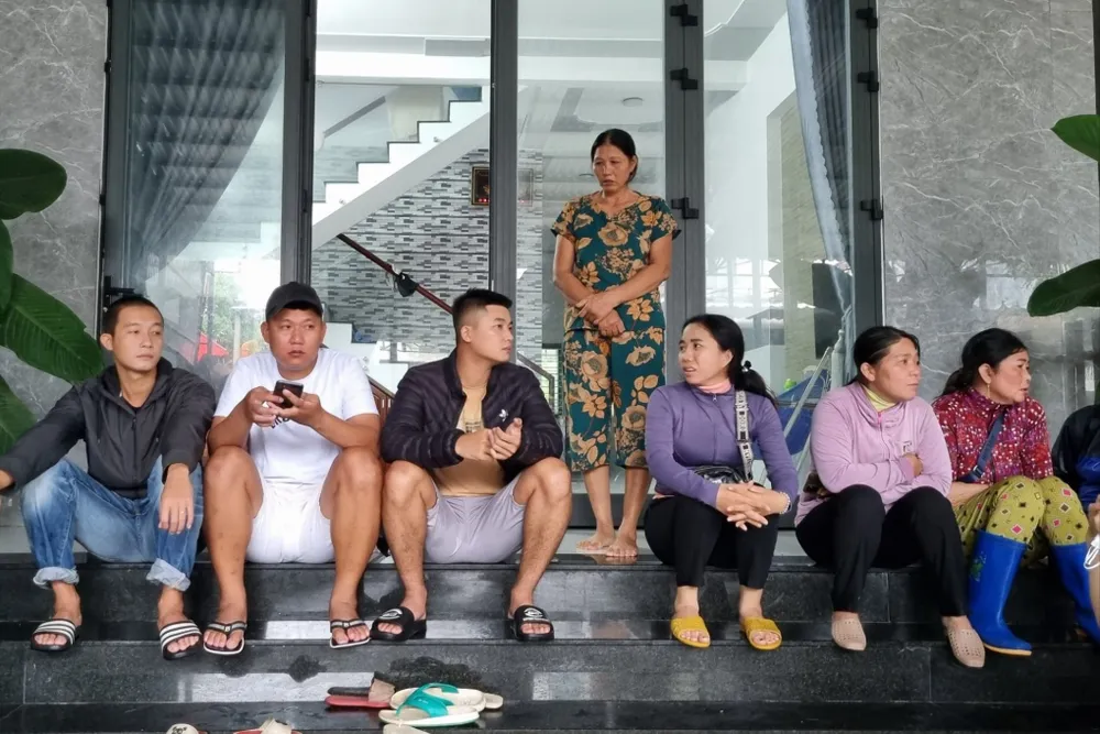 Người dân tập trung tại nhà ngư dân gặp nạn nghe ngóng tin tức. Ảnh: TN tau-cau-muc-chim-ngu-dan-mat-tich-4.jpg