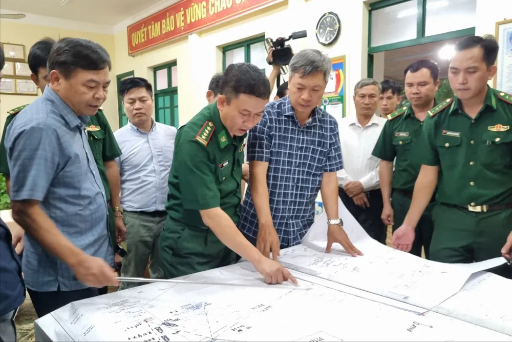 Thứ trưởng Nguyễn Hoàng Hiệp (trái) nghe báo cáo. Ảnh: TN Vụ tàu cá chìm 15 ngư dân chết và mất tích