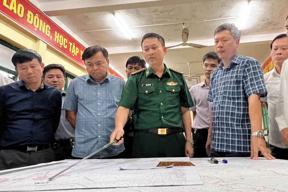 Đại tá Trần Tiến Hiền báo cáo tại buổi làm việc. Ảnh: TN thoi-gian-vang-cuu-nan-4.jpg