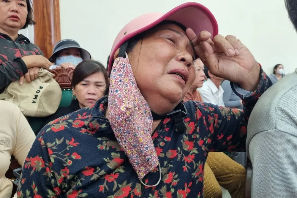 Bà Hiền khóc ngất trong hội trường. Ảnh: TN anh3.jpg