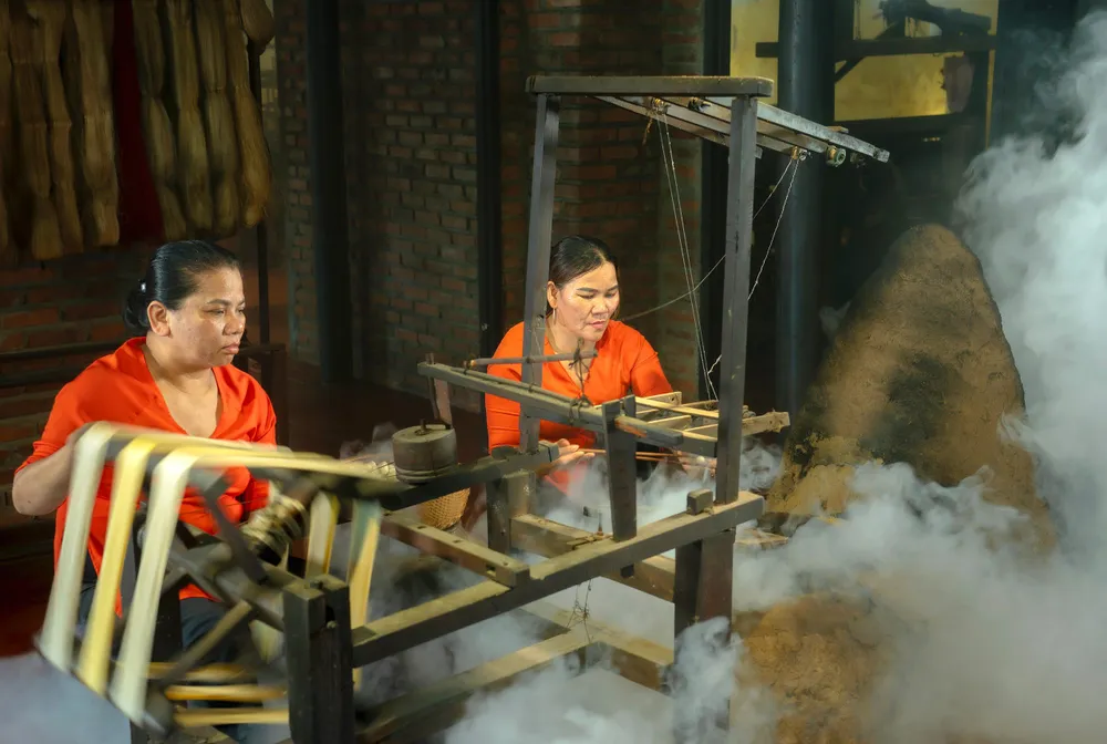 Hàng ngàn doanh nghiệp nhỏ, hộ gia đình ở Hội An kinh doanh lĩnh vực thủ công và nghệ thuật dân gian. Ảnh: HA hoi-an-6.jpg
