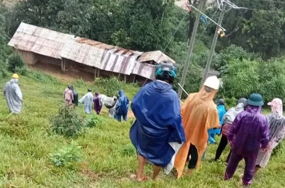 Lực lượng chức năng cùng người dân khiêng bộ vượt quãng đường gần 30km đưa nạn nhân đi chữa trị. Ảnh: TL Khiêng bộ người phụ nữ bị gãy chân đi cấp cứu