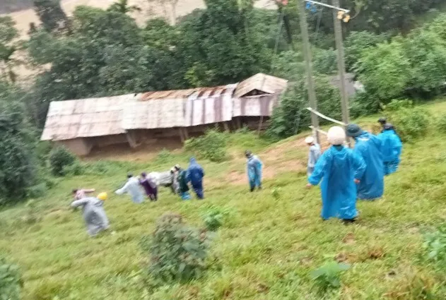 Sau khi khiêng bộ gần 30 km, xe cấp cứu chờ sẵn trên QL40B chở nạn nhân đi cấp cứu. Ảnh: TL khiêng bộ người phụ nữ bị gãy chân đi cấp cứu