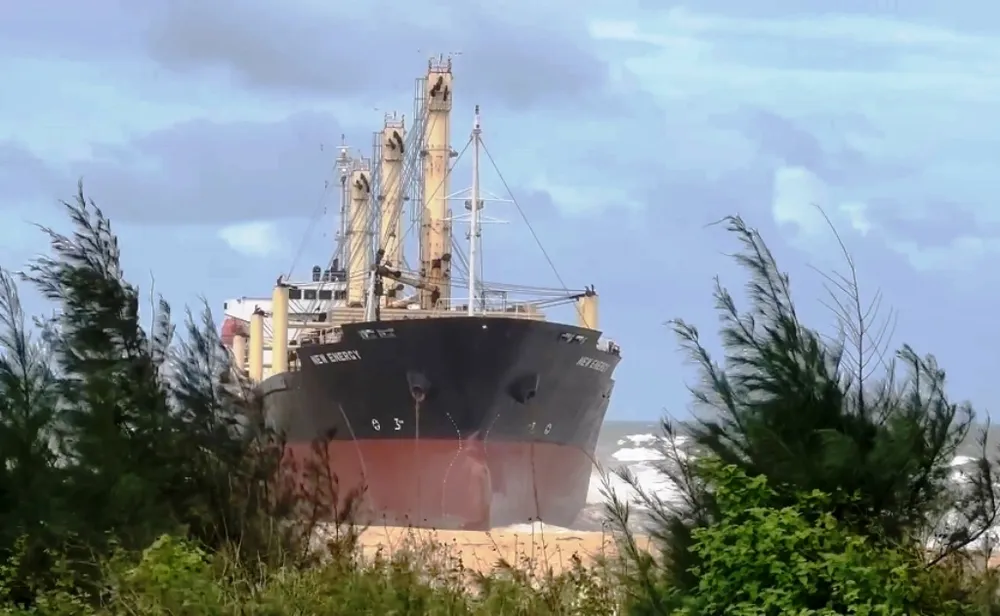 tàu hàng bị sóng đánh