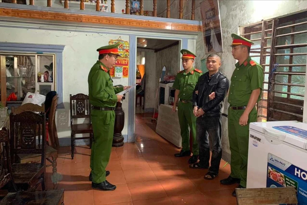 Cùng con trai đi giải quyết mâu thuẫn, người cha bị khởi tố